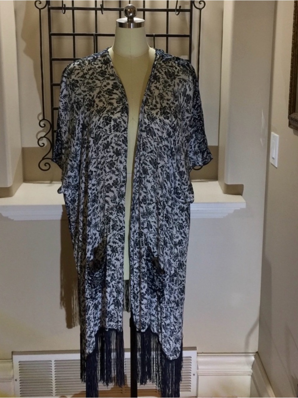 Democracy Black and White Floral Fringe Kimono